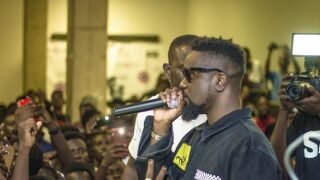 PHOTOS: Sarkodie pulls over 3,000 fans to “Highest” Album signing at West Hills Mall